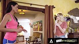 Úchvatná milfka šuká vysokoškolskou nevlastní maminu v posledním rodinným aféru