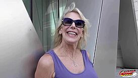 Германска скаутка съблазнява блондинка GILF Бианка за грубо кастинг