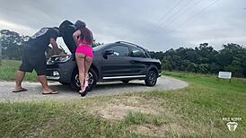 Gostosa’s car broke down, paid with big ass pounding on road