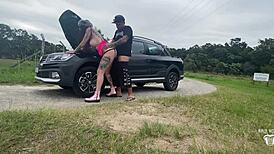 Gostosa’s car broke down, paid with big ass pounding on road