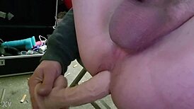 gej solo igra z ogromnimi igračami in grobim jebanjem ritke