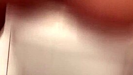 כוסית נחנקת על זין ענק בשיעור דיפ תראוט קיצוני