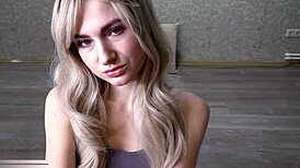 POV seksi pige suger stor pik efter arbejde og tager sæd i mund