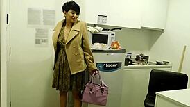 Hrozná kurva slúžka dostáva výdrž v skupinovom sexe časť jedna