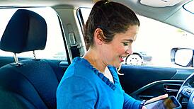 Javna hoja s spermo z razmazanim obrazom na širokem dnevu