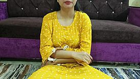 Frumoasă Bhabi Indiană Forțează Devar pentru Sex Murdar în Câmp