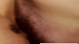 Blonde mamie taquine la caméra puis se fait baiser fort