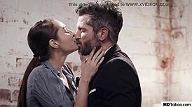 PAWG Secretaria Bella Rolland seduce a marido infiel en oficina