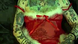 Tatoveret MILF fingrer klit til orgasme på julehylde