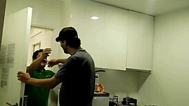 Hrozná kurva slúžka dostáva výdrž v skupinovom sexe časť jedna