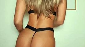 Briana Banderas ukazuje velký zadek a kozy v prádle 😍