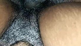 Vi a un viejo preñar a una madura milf ebony con creampie profundo. ¡Calor puro de chocolate!