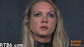 Sydämeni hakkaa nähdessäni kuuman tytön sidottuna ja piiskattuna sileällä persellä kovan dominanssin aikana