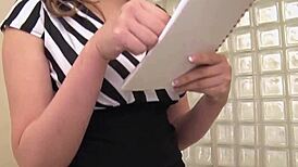 からかう日本の美女が巨乳でテーラーミスハップシーン