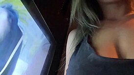 Azione Gloryhole Selvaggia Finisce con Audace Passeggiata di Sborra in Pubblico