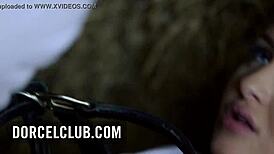 Blondinka se uči zapeljevanja na ranču, jaha velike kurce