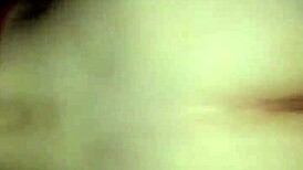 她像专业人士一样承受后入