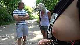 Изменяющая блондинка жена трахает случайного водителя в общественном фургоне