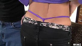 Stud se drka i natapa Caroline seksi gaćice spermom