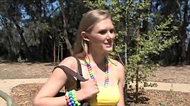 Que aventuras essa loira tem com os brinquedos?