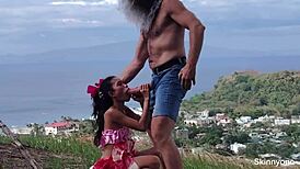 أنشطة جنسية غريبة مستكشفة في إعدادات المحيط والجبال.