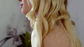 흥분된 금발 레즈년 털보지 장난꾸러기 친구한테 침대에서 핥아져 - 릴리 벨