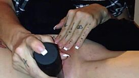 Kongkek memek aku dengan dildo dalam sesi mainan maledoms