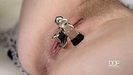 Ruská sexuálna závisláčka Lola Taylor sa vrhne do dvojitej penetraície s fenoménem bábik v divokej skupine