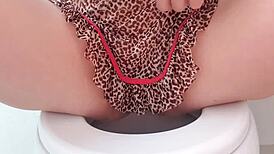 GAROTA SAFADA SENTA PARA FAZER XIXI SEM CALCINHA E COM SUA BUCETA GRANDE E DEPILADA DE CAMISOLA TRANSPARENTE SE INSINUA MUITO GOSTOSA