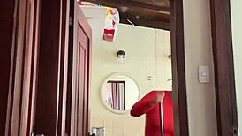 Moje roztomilá milfka sousedka se honí v koupelně a dostane creampie