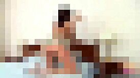 Primjećujem te kako se šunjaš da viriš pod moju suknju.