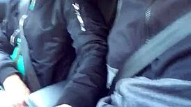 Manoseo de paquete en tráfico enciende calentón público pícaro