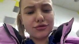 فتاة كاميرا 18+ تلعب بطيزها في الهواء الطلق