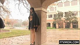 Bujná milf usrkává kávu a ukazuje prsa na veřejné ulici