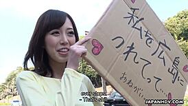 일본 달링 시오리 야마테의 열정적인 야외 자지 빨기