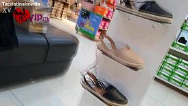 casada safada sem calcinha provocando vendedor em uma loja de calçados - cristina almeida