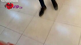 casada safada sem calcinha provocando vendedor em uma loja de calçados - cristina almeida