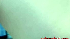 Teen 18+ brunetka odhaluje dokonalou kundu v close-up domácím