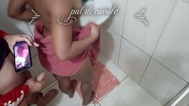 Jeg spotter søte prostituert på badet, hun vil se kuken min