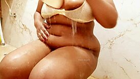 oh man, indian college chick showin her huge boobs!