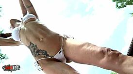 Lyna Cypher sa vyzlečie nahá pri bazéne v atletickej milf dráždení