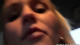 Nätt och jämt laglig 18+ tonårsnymf får heta sperma-skott