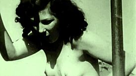 Dark Lantern Entertainment megosztja a vintage cseresek erotikus vallomásait. Egy viktoriánus úriember kifecsegi a szőrös punci titkait biszexuális történetekben!