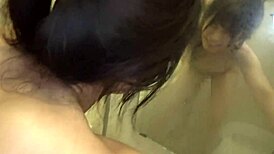 可愛いアジアンティーン18歳以上がセクシーストッキングで自家製マンコパウンディング