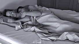 Wkładanie Kutasa do Cipki Żony Wcześnie Rano na Najlepsze Przebudzenie z Głośnym Jękiem i Wytryskiem