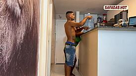 Rabuda Safada Giving Bareback To Delivery Guy