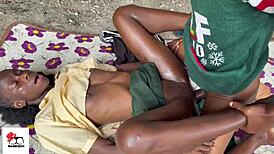 Étudiante sexy ado 18+ surprise en train de se masturber autour du buisson.