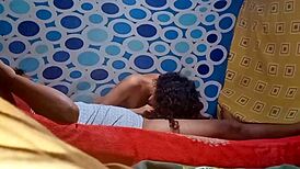 Italiana ninfomane tatt på skjult cam i Mexico. Naboer rir stor rumpe på tur.