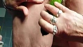 J'adore regarder mamie baiser sa chatte poilue avec un concombre