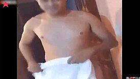 Mačeha nije u sobi, želi da vidi očuha u kupatilu